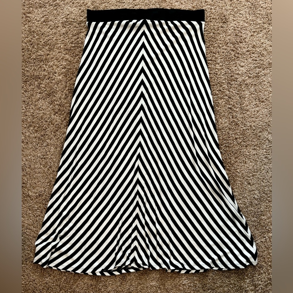 Women’s Black and White Long Pull On Skirt Size L